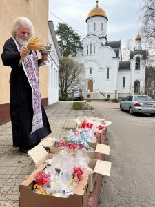 Благотворительный фонд «Дари свет» передал пасхальные куличи для бойцов СВО