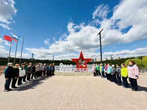 Школьники выстраиваются в очередь, чтобы возложить цветы к Вечному огню