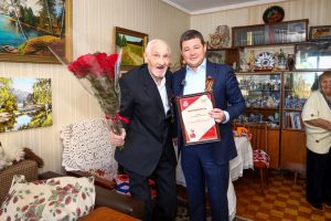 Местное отделение партии «Единая Россия» провело патриотическую акцию «Парад у дома ветерана» в Раменском муниципальном округе