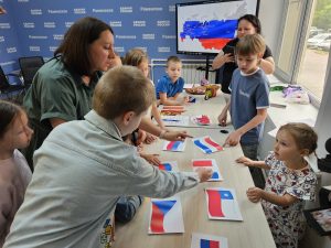 «Единая Россия» в Раменском провела патриотический мастер-класс в преддверии Дня России