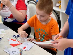 Пациенты детской больницы в Раменском сделали открытки для врачей своими руками