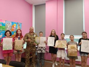Юные художники Раменского округа рисуют портреты героев СВО