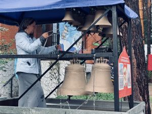 Батюшка создал передвижную колокольню для крестных ходов и обучения звонарей