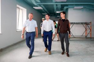 Секретарь местного отделения «Единой России» Эдуард Малышев проверил ход строительства детского сада на улице Молодёжной
