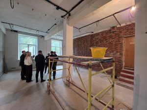 Депутат Московской областной думы Олег Жолобов проинспектировал ход ремонтных работ в Раменской центральной библиотеке