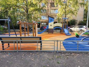 В Раменском на улице Красный Октябрь во дворе домов 39 и 47а обновили детскую площадку