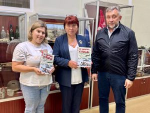 Депутат Мособлдумы Олег Жолобов передал школам и библиотекам Раменского округа более 150 экземпляров книги о Битве за Москву