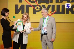 Студенты и преподаватели Гжельского государственного университета во главе с ректором приняли участие в торжественной церемонии подведения итогов Всероссийского конкурса «Родная игрушка», который состоялся в Национальном центре «Россия».