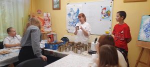 Активисты Раменского молодежного центра провели для школьников мастер-классы по изготовлению окопных свечей