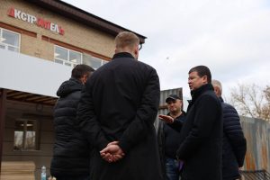 Эдуард Малышев посетил Дом культуры «Строитель» в поселке Комбината стройматериалов-1, где проводится масштабный текущий ремонт