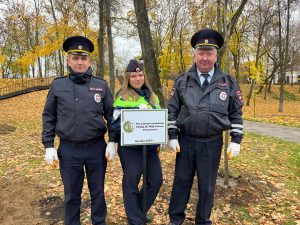 Сотрудники Госавтоинспекции приняли участие в экологической акции «Посади клён»