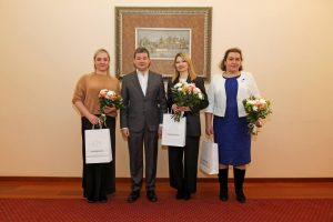 Глава Раменского округа наградил победительниц голосования «Народный доктор Московской области»