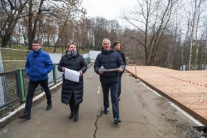 В Раменском городском парке продолжается благоустройство зоны отдыха у Борисоглебского озера.