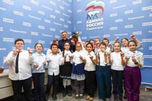 «Единая Россия» помогла детям превратить творчество в поддержку бойцов СВО на «МастЕРских Деда Мороза»