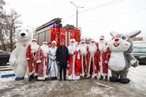 Деды Морозы спустились с крыши больницы в Раменском, чтобы поздравить детей с Новым годом