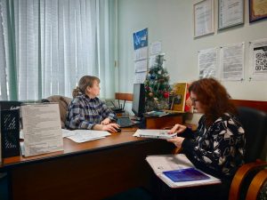 Государственный фонд «Защитники Отечества» работает с демобилизованными, ветеранами, получившими инвалидность вследствие участия в СВО, с членами семей погибших и пропавших без вести участников СВО.