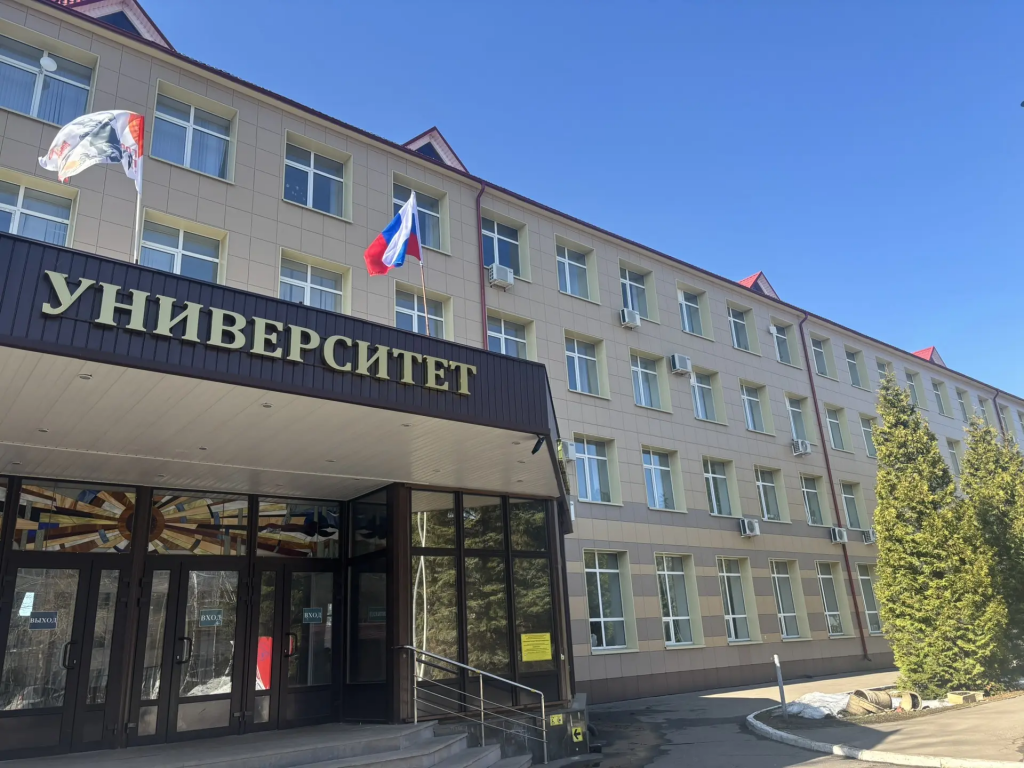 16 апреля в ГГУ прошёл 43-й Международный фестиваль детского и юношеского творчества «Синяя птица Гжели-2026»