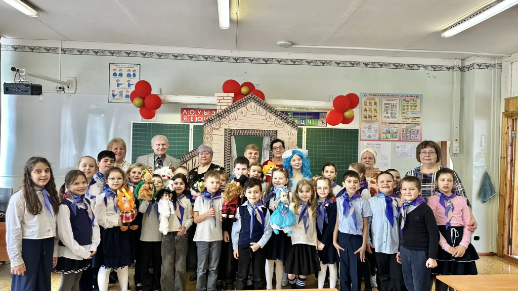 Школьникам из Ганусовской школы Раменского округа участники «Активного долголетия» представили спектакль