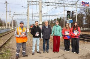 На станции «Быково» волонтёры совместно с администрацией округа провели рейд по предупреждению травматизма на ж/д
