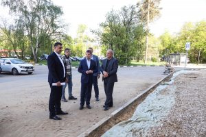 Глава округа Эдуард Малышев проверил ход работ по благоустройству дворовых территорий