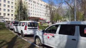 Служебный автотранспорт Раменской больницы тематически оформили к 81-й годовщине Победы