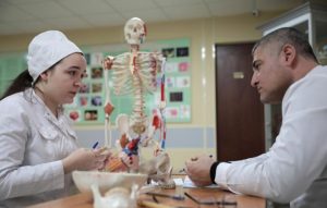 Аналитики узнали, какие меры помогут закрепиться молодым медикам в профессии