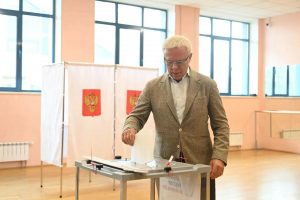 Депутат Государственной Думы, легендарный спортсмен Вячеслав Фетисов проголосовал на избирательном участке на стадионе «Авангард» в Домодедово