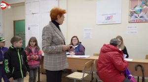 Активистка ТОС Елена Волчкова вместе с соседями дружно пришла сделать выбор на избирательный участок в Раменской школе №19