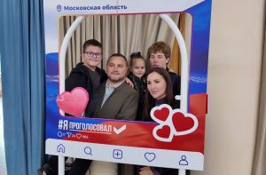 Многодетная семья Булыниных в полном составе посетила избирательный участок