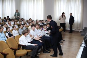 Для учеников Ильинской школы №26 провели урок по безопасности на железной дороге