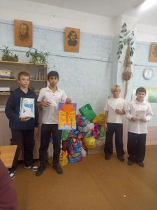 Ученики Заворовской школы собрали гуманитарный груз и написали письма для бойцов СВО