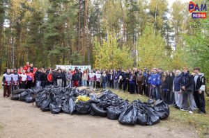 6 октября на берегу озера Стрелка в микрорайоне Холодово прошёл традиционный молодёжный субботник